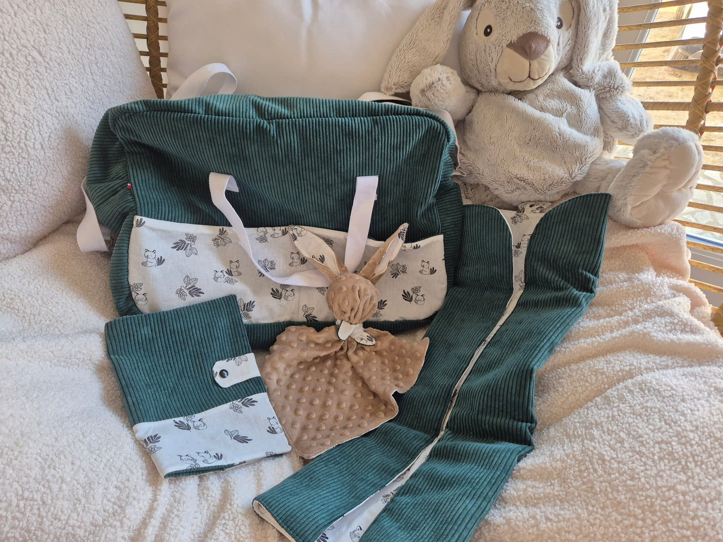 Lot sac à langer carnet de santé matelas nomade et doudou plat lapin