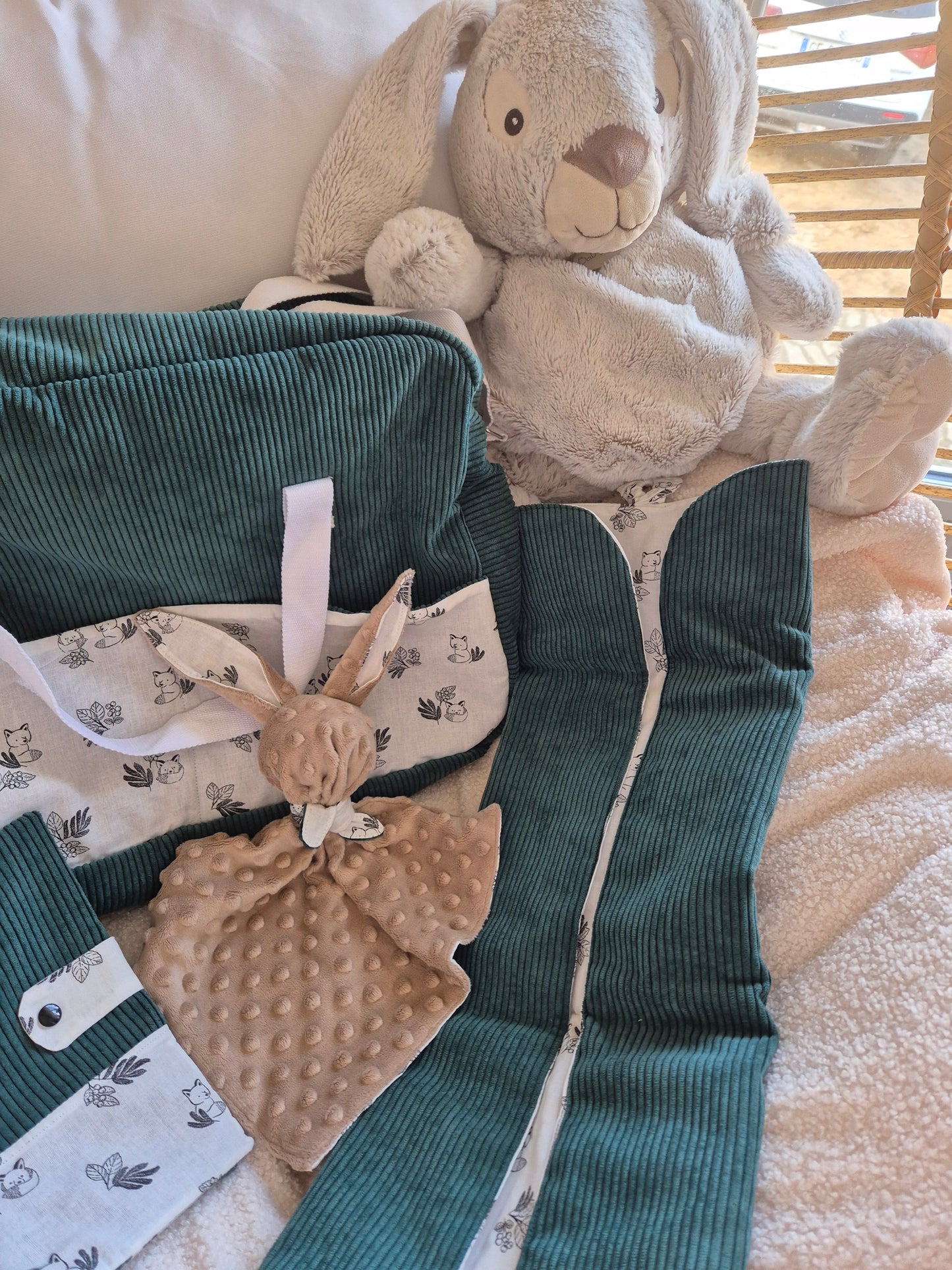 Lot sac à langer carnet de santé matelas nomade et doudou plat lapin