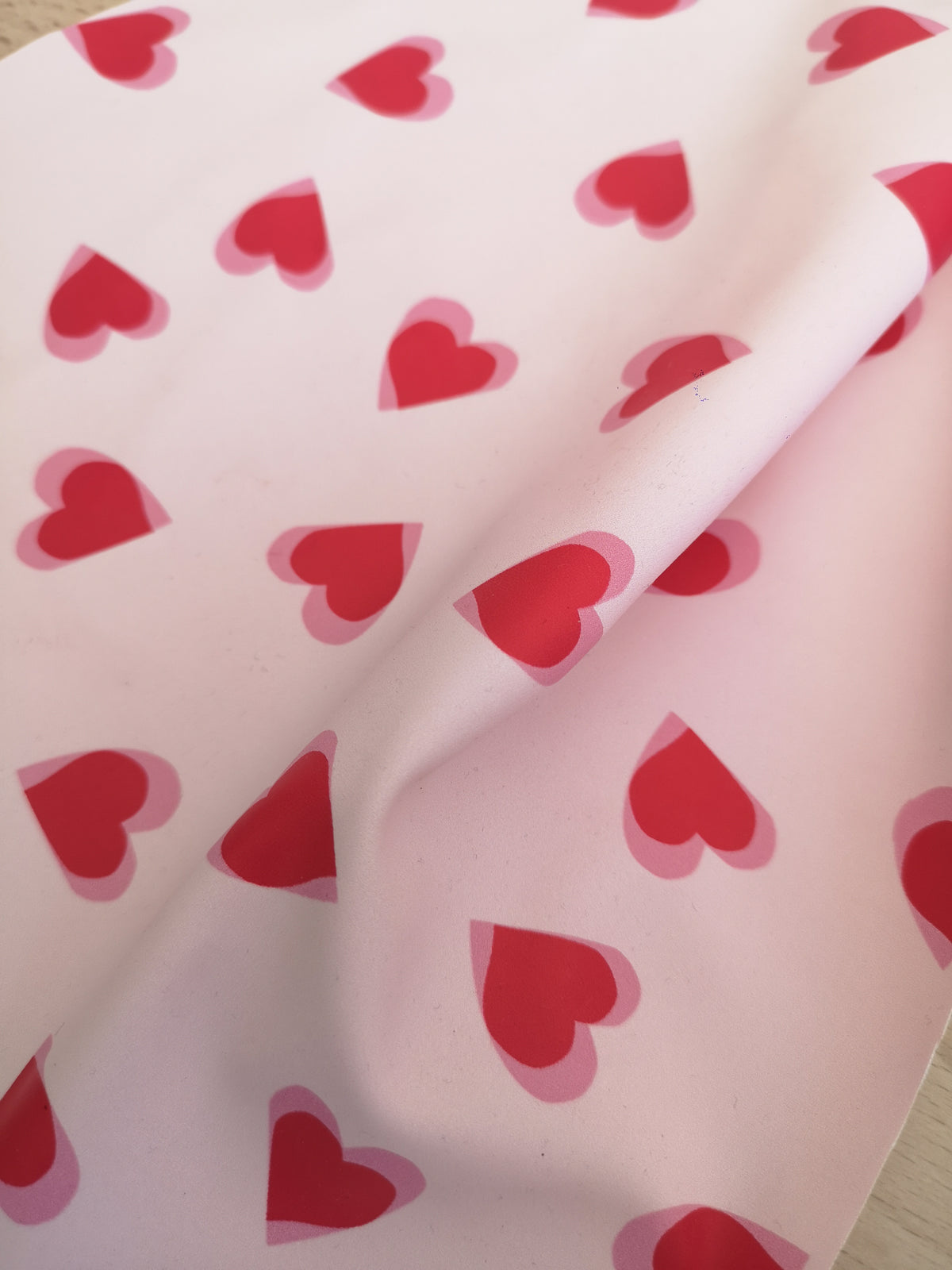TISSU IMPERMEABLE COEURS ROUGE ET ROSE